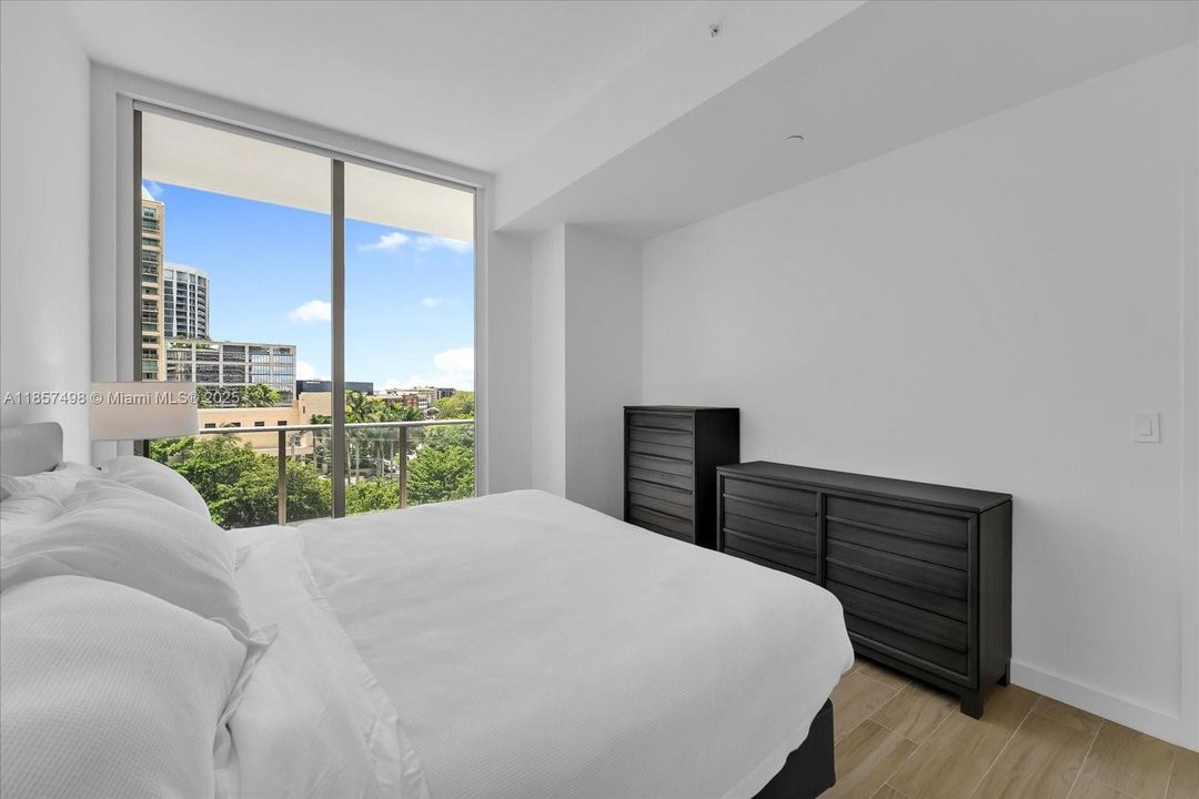 Recently Sold: $1,495,000 (2 beds, 2 baths, 1300 Square Feet)