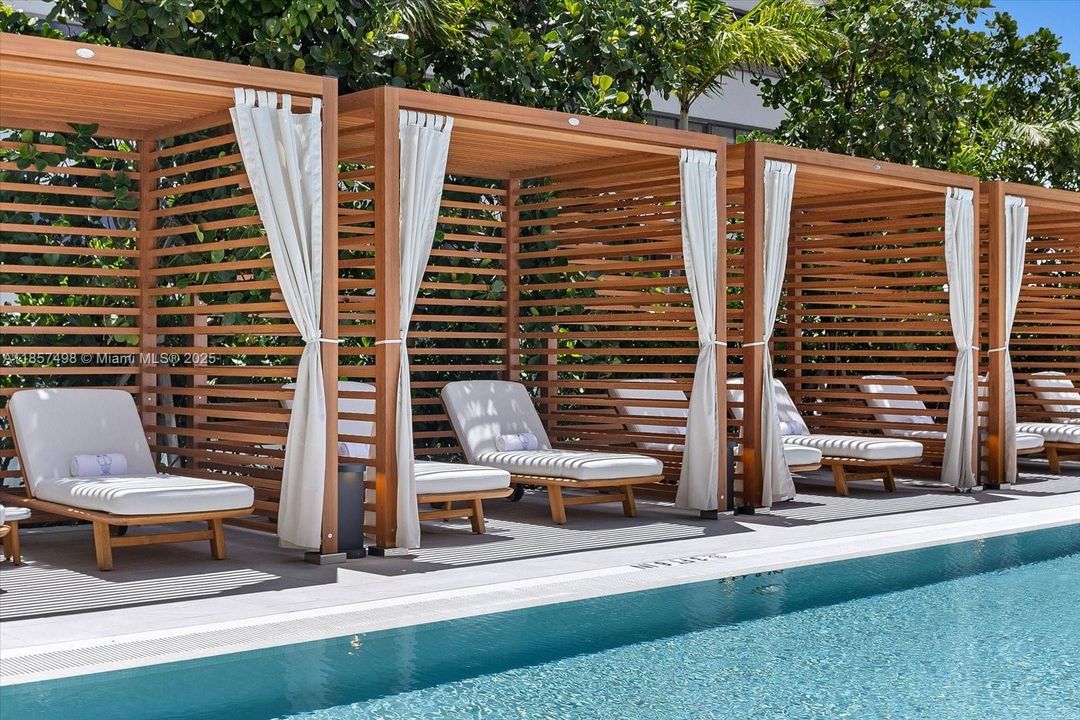 Recently Sold: $1,495,000 (2 beds, 2 baths, 1300 Square Feet)