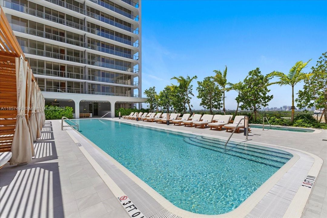 Recently Sold: $1,495,000 (2 beds, 2 baths, 1300 Square Feet)