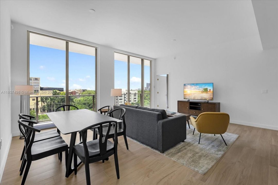 Recently Sold: $1,495,000 (2 beds, 2 baths, 1300 Square Feet)