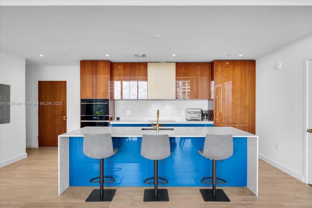 Recently Sold: $1,495,000 (2 beds, 2 baths, 1300 Square Feet)