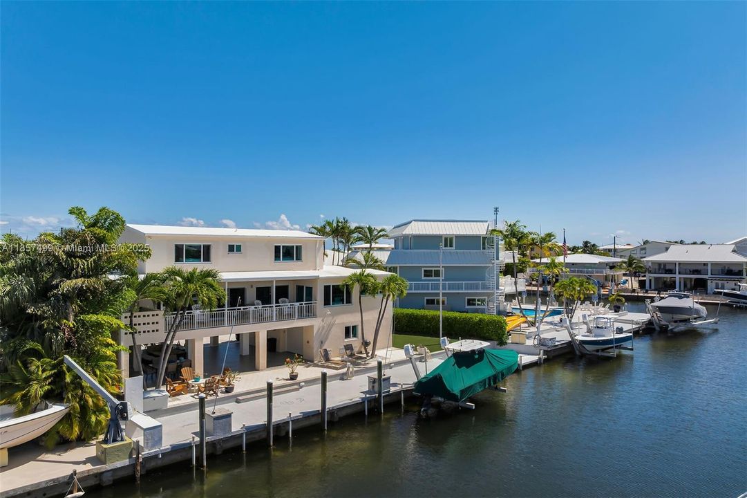 Deepwater 90' dock open to bay and ocean