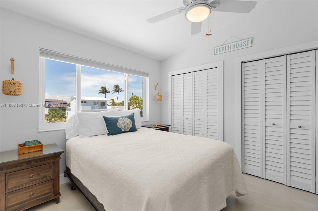 2nd Fl bedroom w/ensuite bath