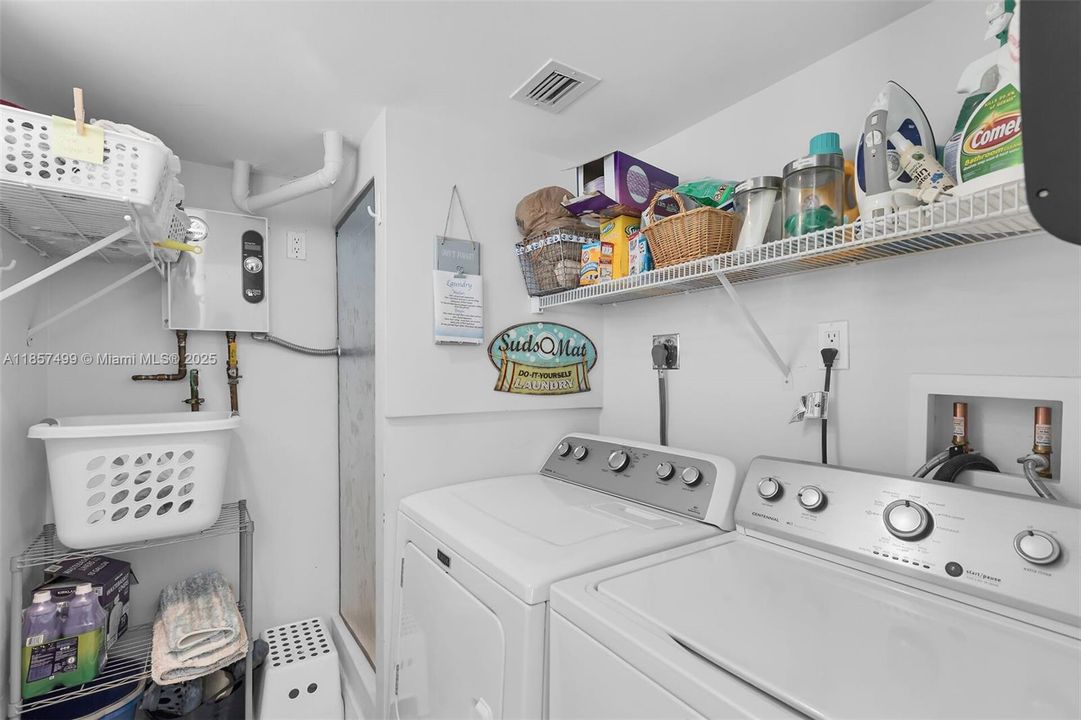 En Venta: $3,000,000 (3 camas, 3 baños, 2374 Pies cuadrados)