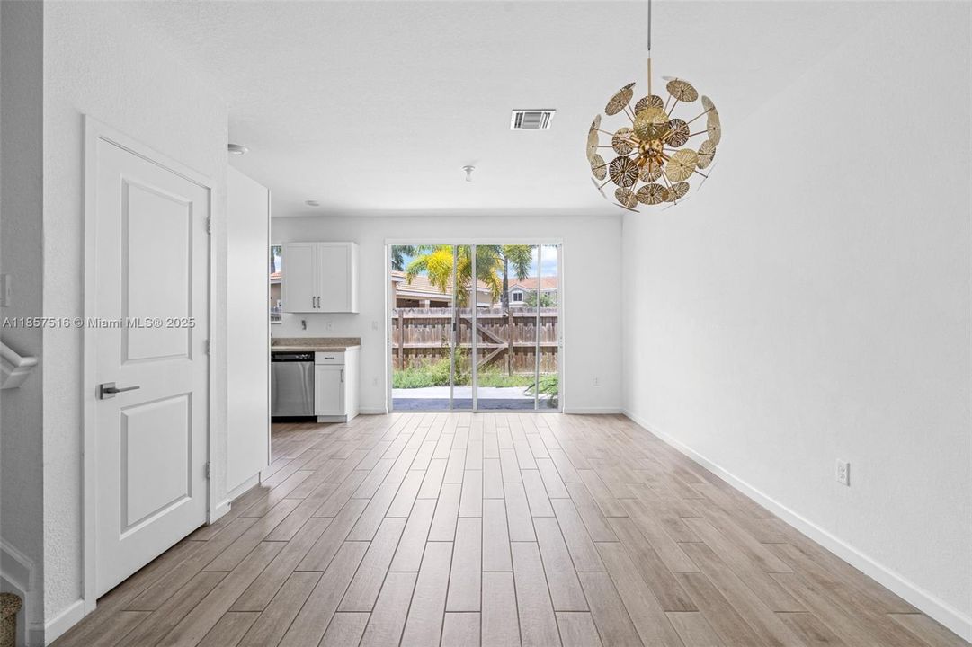 На продажу: $310,000 (3 спален, 2 ванн, 1302 Квадратных фут)