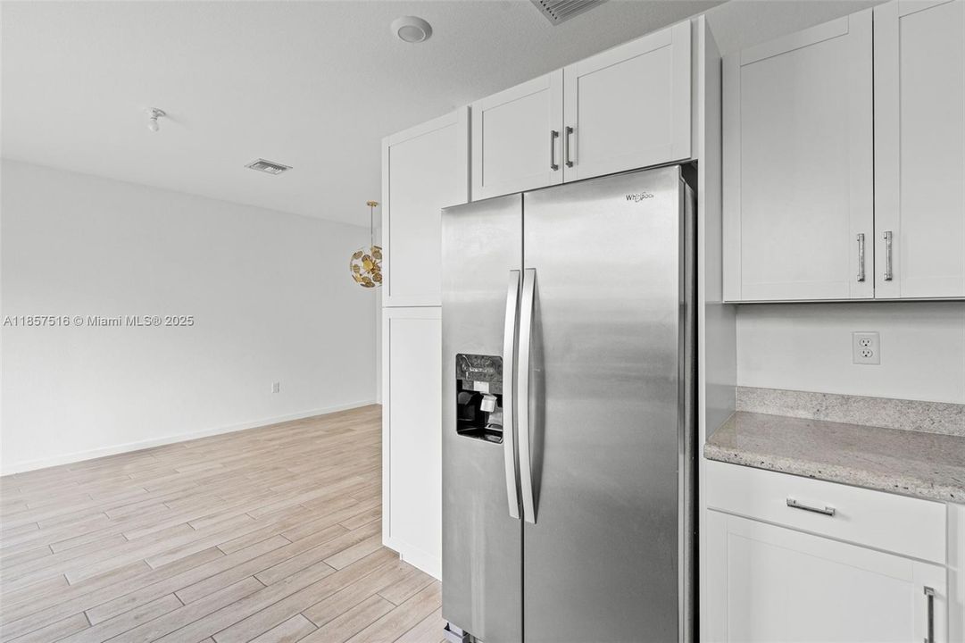 На продажу: $310,000 (3 спален, 2 ванн, 1302 Квадратных фут)