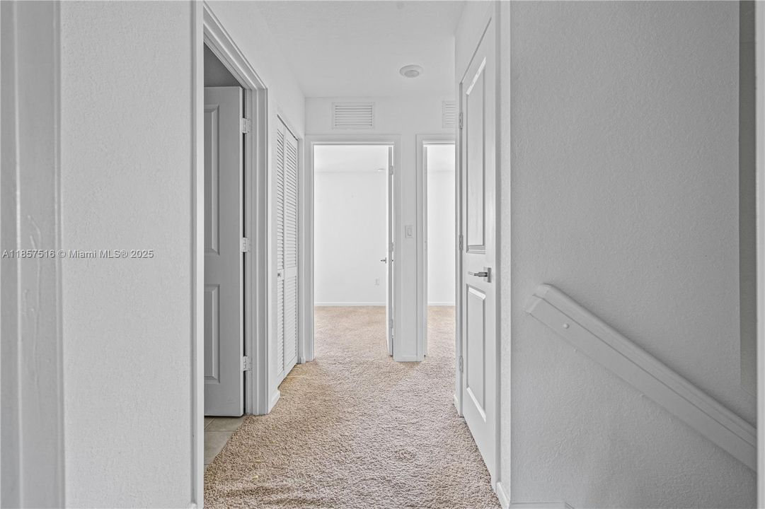 На продажу: $310,000 (3 спален, 2 ванн, 1302 Квадратных фут)