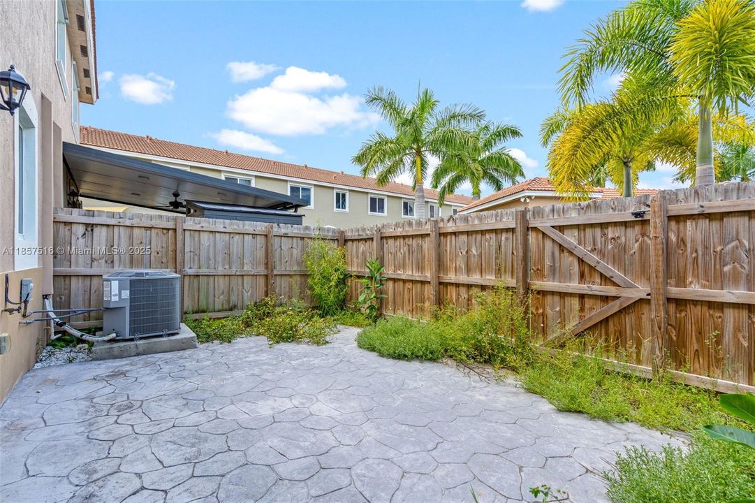 На продажу: $310,000 (3 спален, 2 ванн, 1302 Квадратных фут)