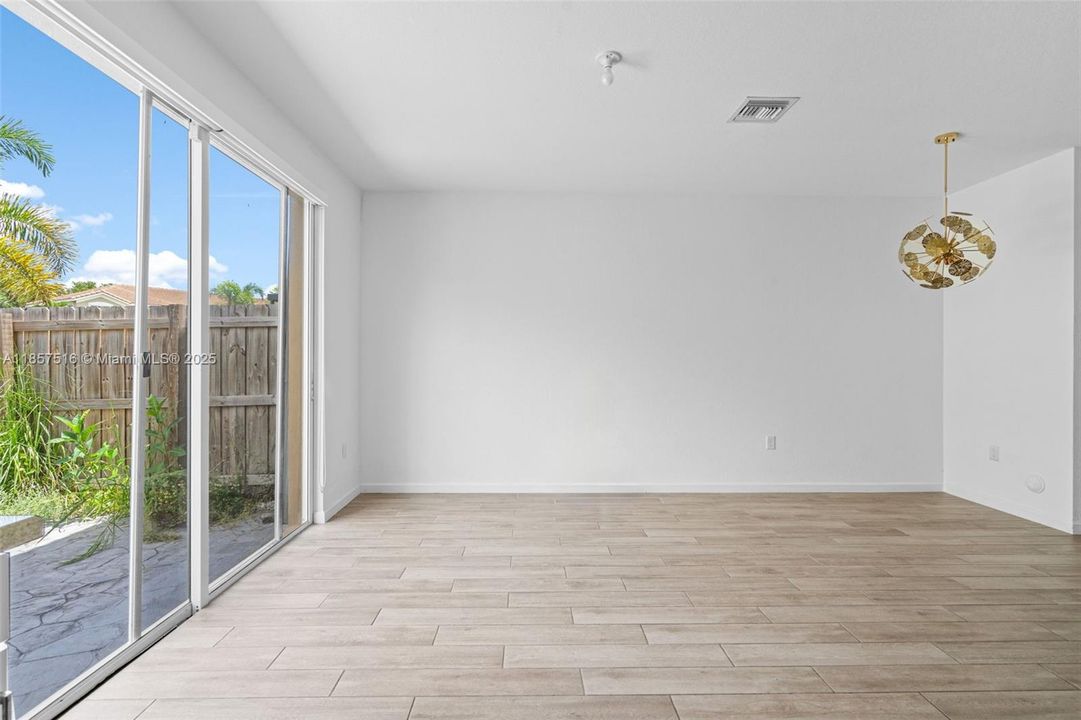 На продажу: $310,000 (3 спален, 2 ванн, 1302 Квадратных фут)