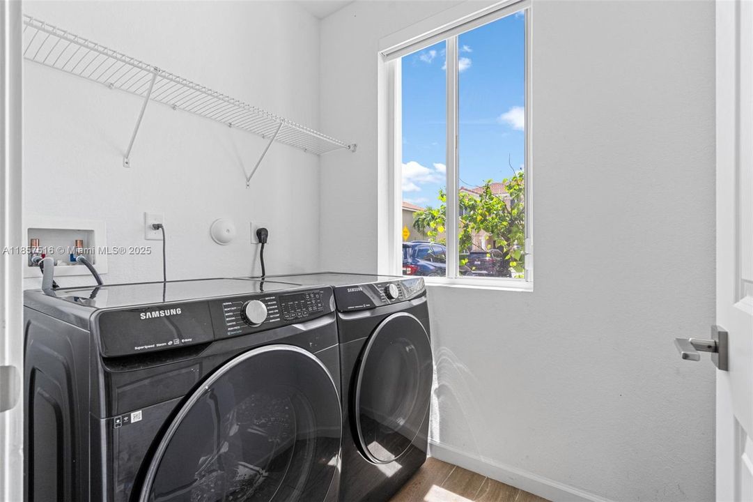 На продажу: $310,000 (3 спален, 2 ванн, 1302 Квадратных фут)