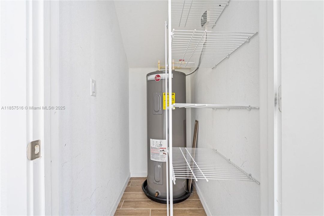 На продажу: $310,000 (3 спален, 2 ванн, 1302 Квадратных фут)