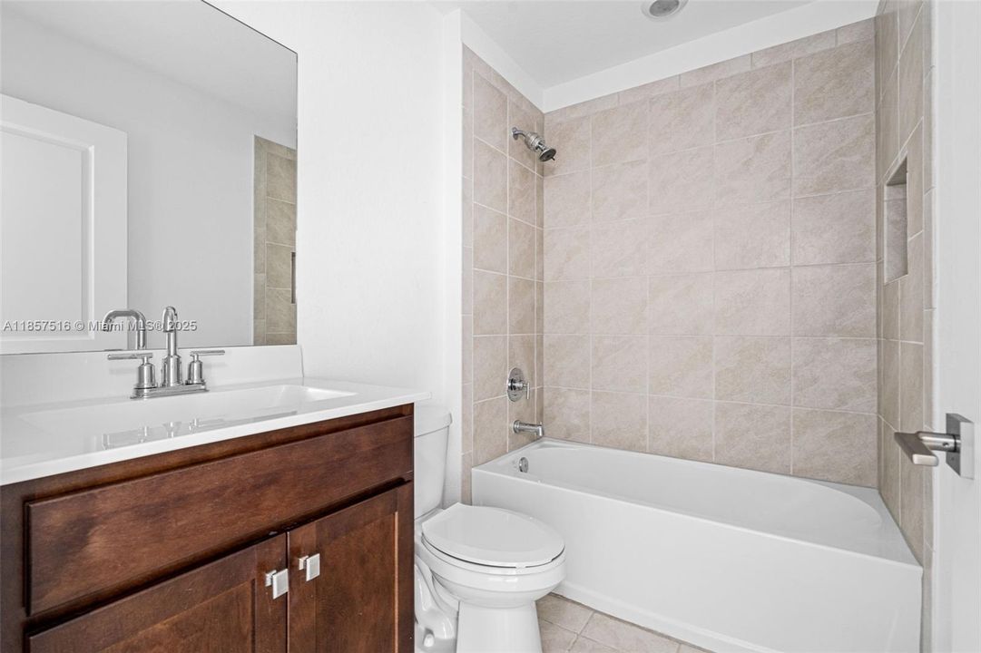 На продажу: $310,000 (3 спален, 2 ванн, 1302 Квадратных фут)