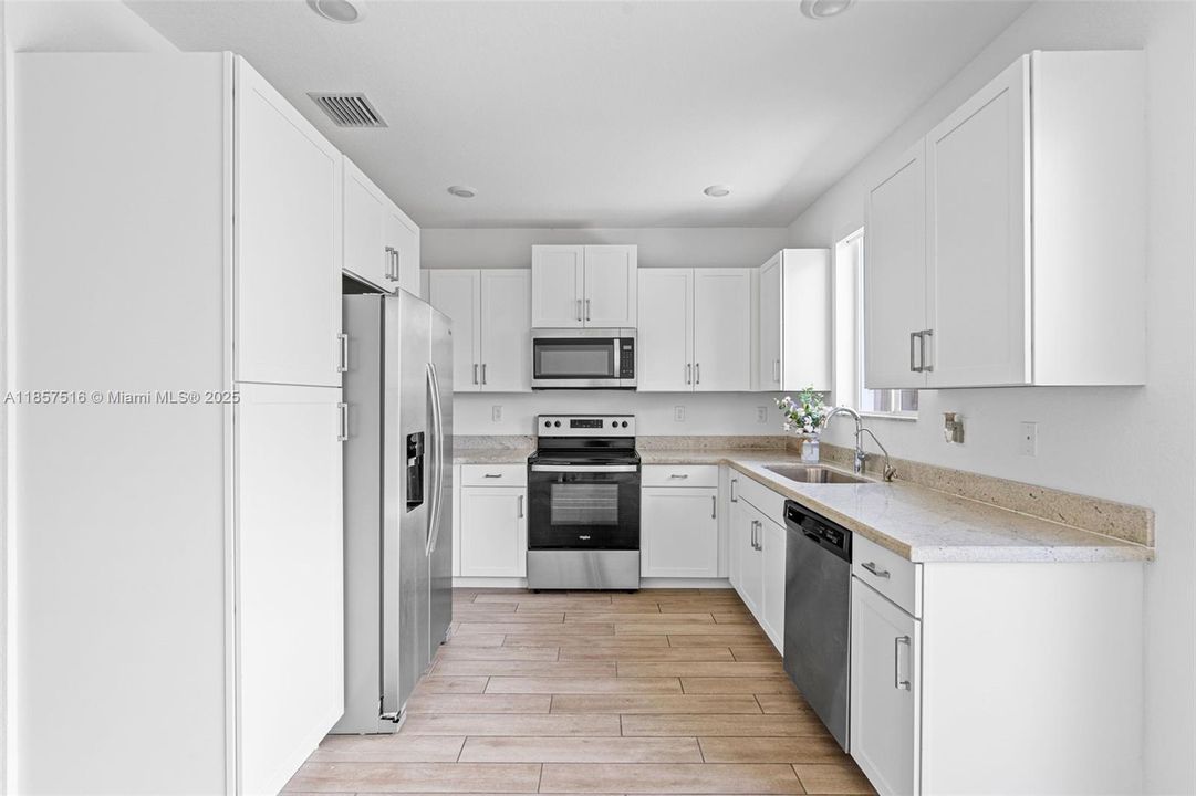 На продажу: $310,000 (3 спален, 2 ванн, 1302 Квадратных фут)