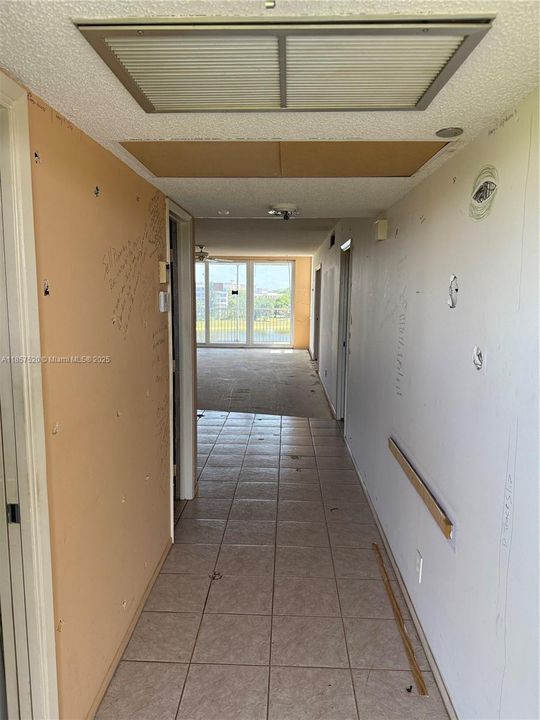 Под контрактом: $240,000 (3 спален, 2 ванн, 1620 Квадратных фут)