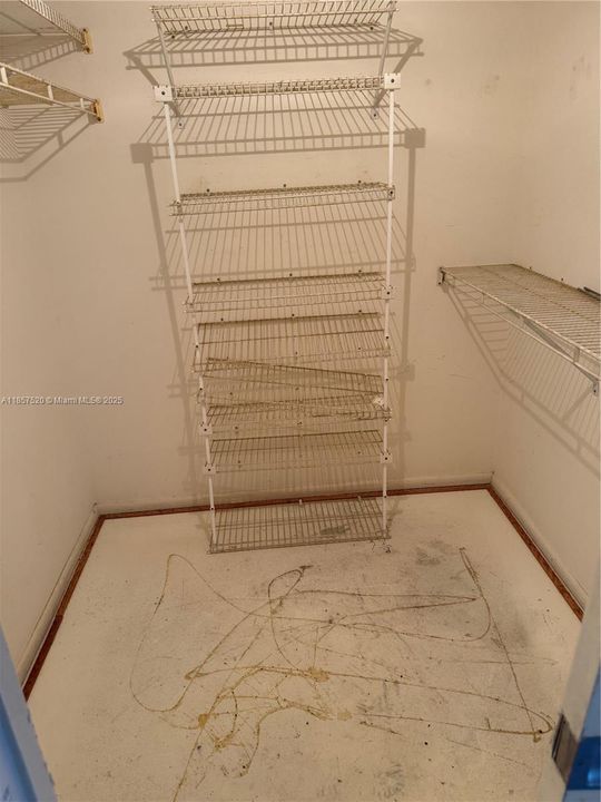 Под контрактом: $240,000 (3 спален, 2 ванн, 1620 Квадратных фут)