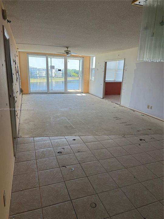 Под контрактом: $240,000 (3 спален, 2 ванн, 1620 Квадратных фут)