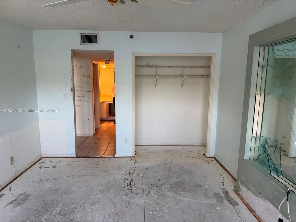 Под контрактом: $240,000 (3 спален, 2 ванн, 1620 Квадратных фут)