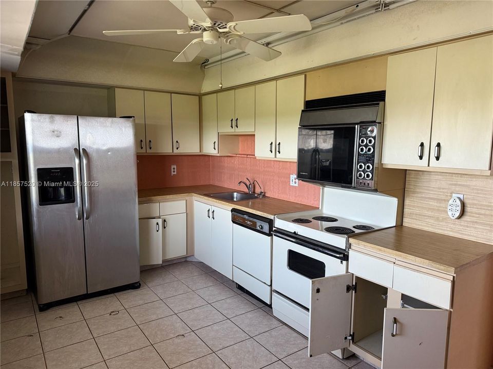 Под контрактом: $240,000 (3 спален, 2 ванн, 1620 Квадратных фут)