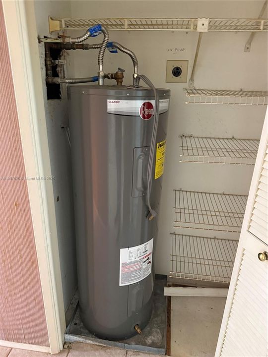 Под контрактом: $240,000 (3 спален, 2 ванн, 1620 Квадратных фут)