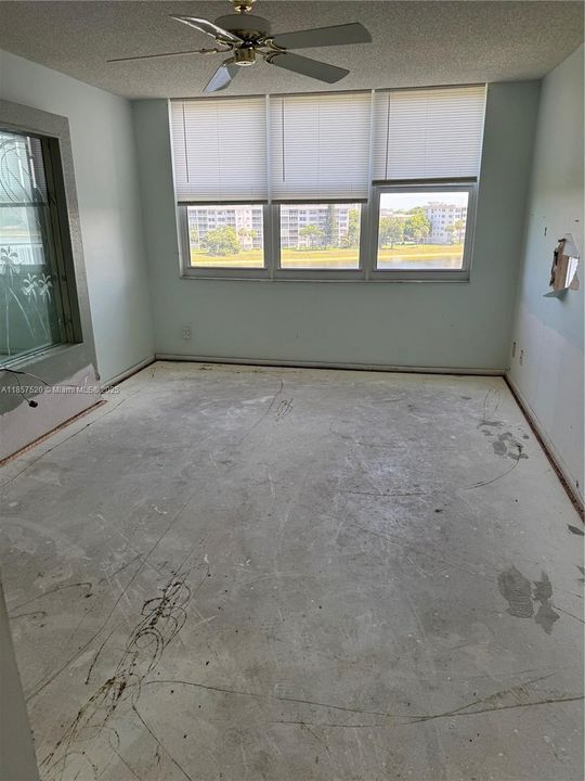 Под контрактом: $240,000 (3 спален, 2 ванн, 1620 Квадратных фут)