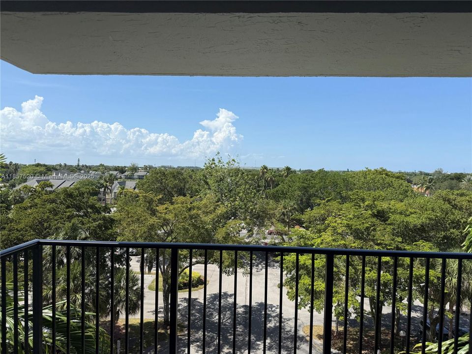 Под контрактом: $240,000 (3 спален, 2 ванн, 1620 Квадратных фут)