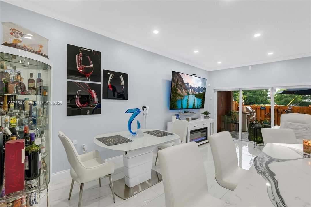 最近售出: $444,999 (2 贝兹, 2 浴室, 1312 平方英尺)