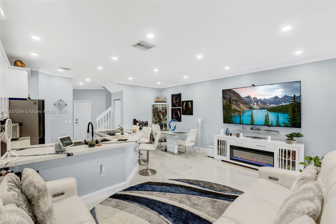 最近售出: $444,999 (2 贝兹, 2 浴室, 1312 平方英尺)