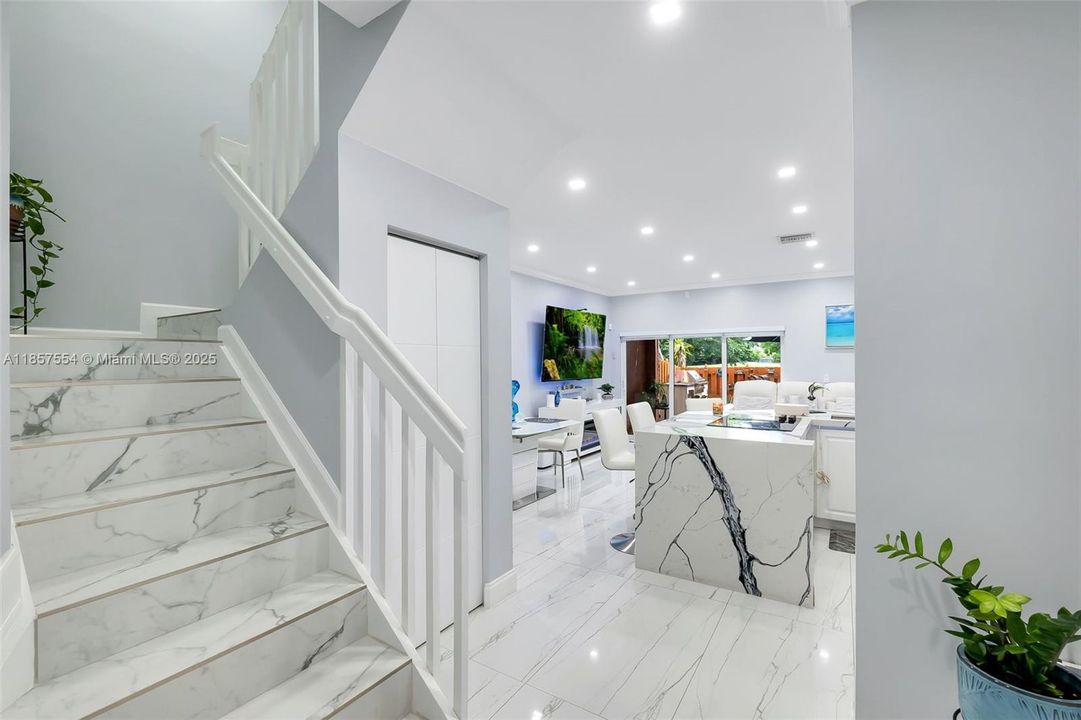 最近售出: $444,999 (2 贝兹, 2 浴室, 1312 平方英尺)