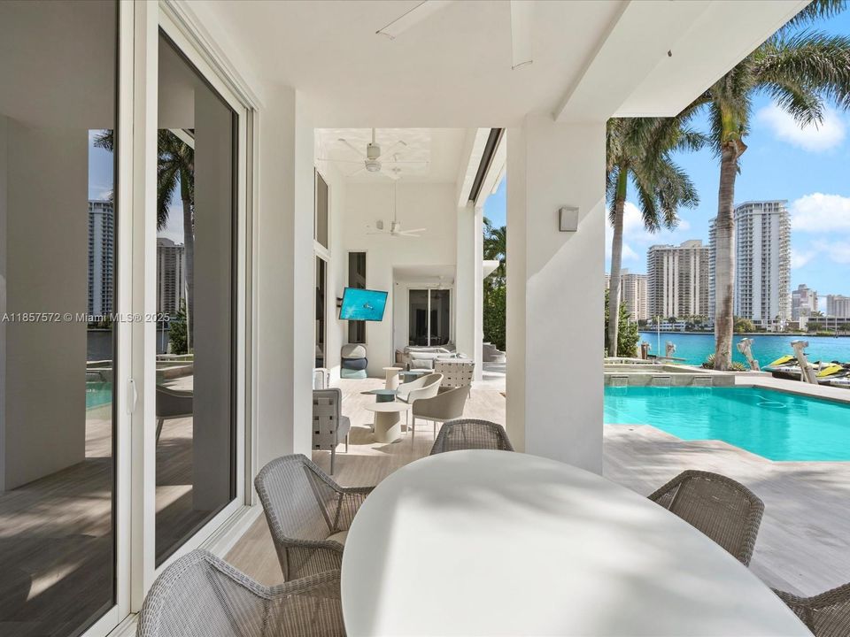 На продажу: $17,975,000 (4 спален, 6 ванн, 5510 Квадратных фут)