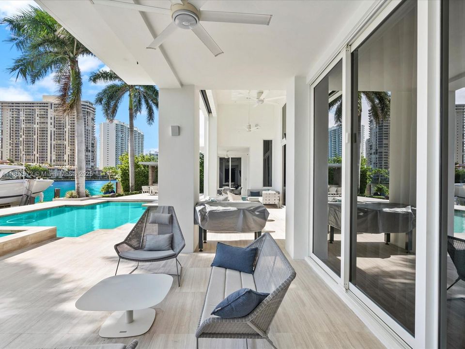 На продажу: $17,975,000 (4 спален, 6 ванн, 5510 Квадратных фут)