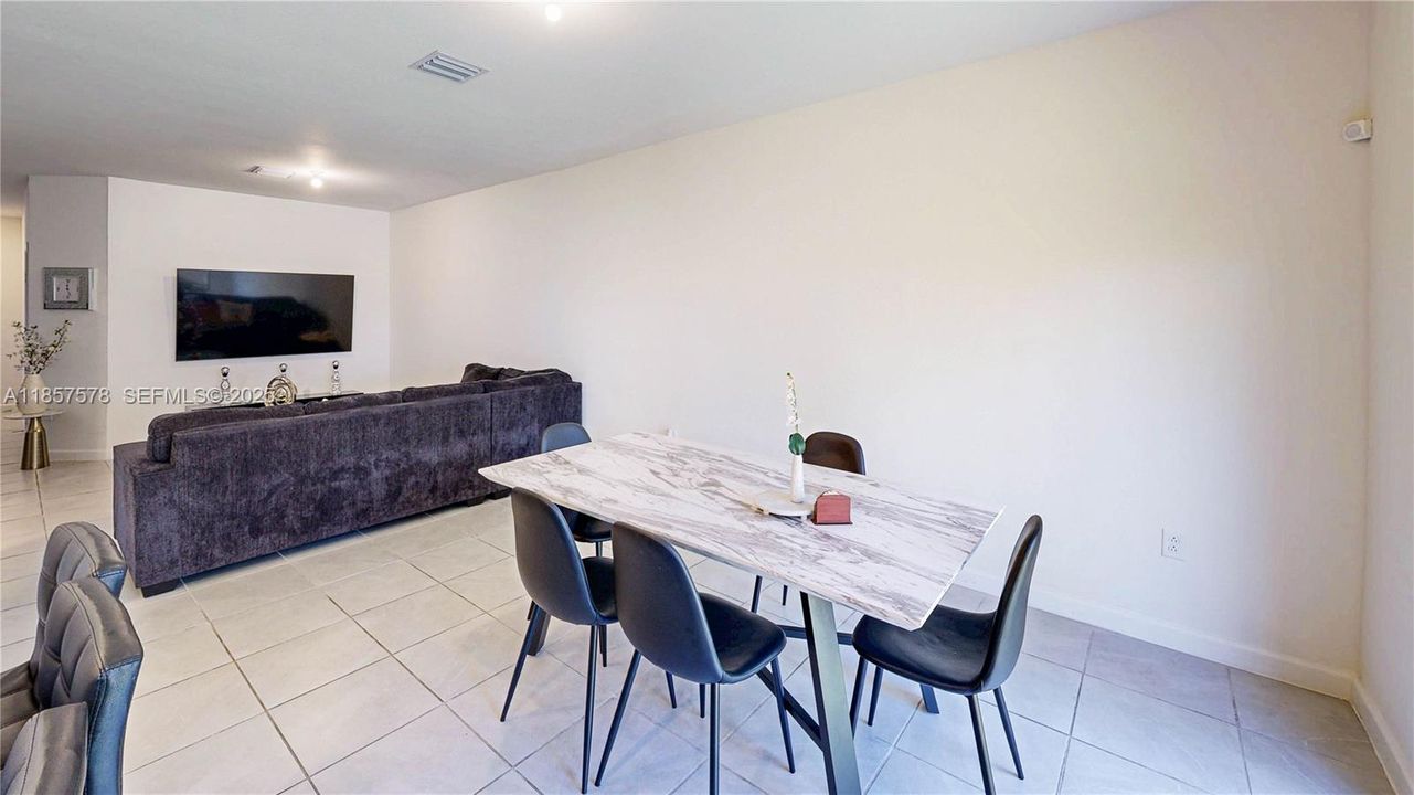 На продажу: $480,000 (3 спален, 2 ванн, 1827 Квадратных фут)