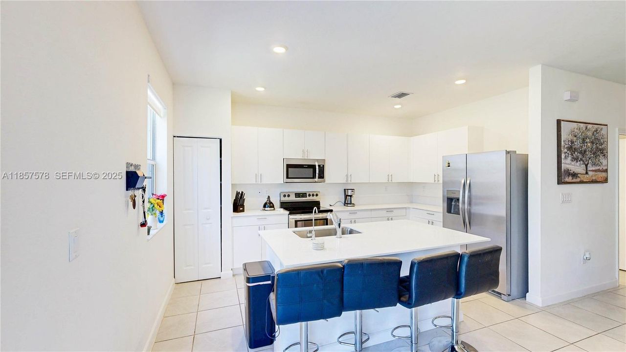 На продажу: $480,000 (3 спален, 2 ванн, 1827 Квадратных фут)