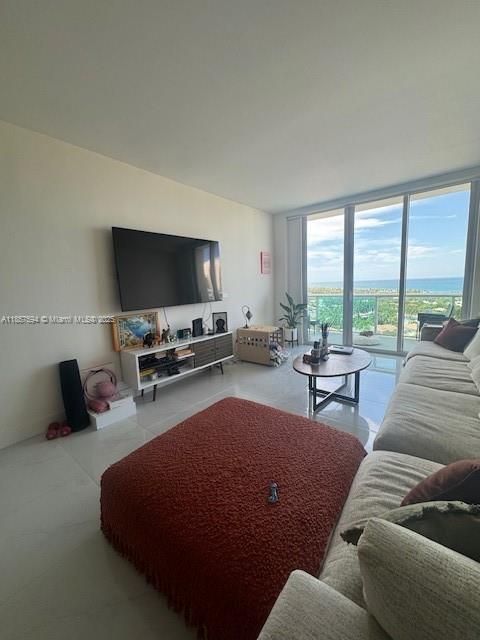 待售: $435,000 (1 贝兹, 1 浴室, 1005 平方英尺)