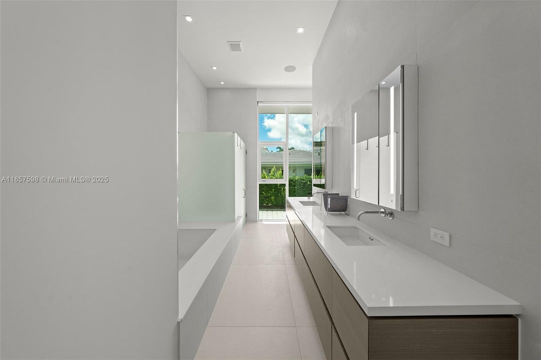 待售: $5,440,000 (3 贝兹, 2 浴室, 2690 平方英尺)