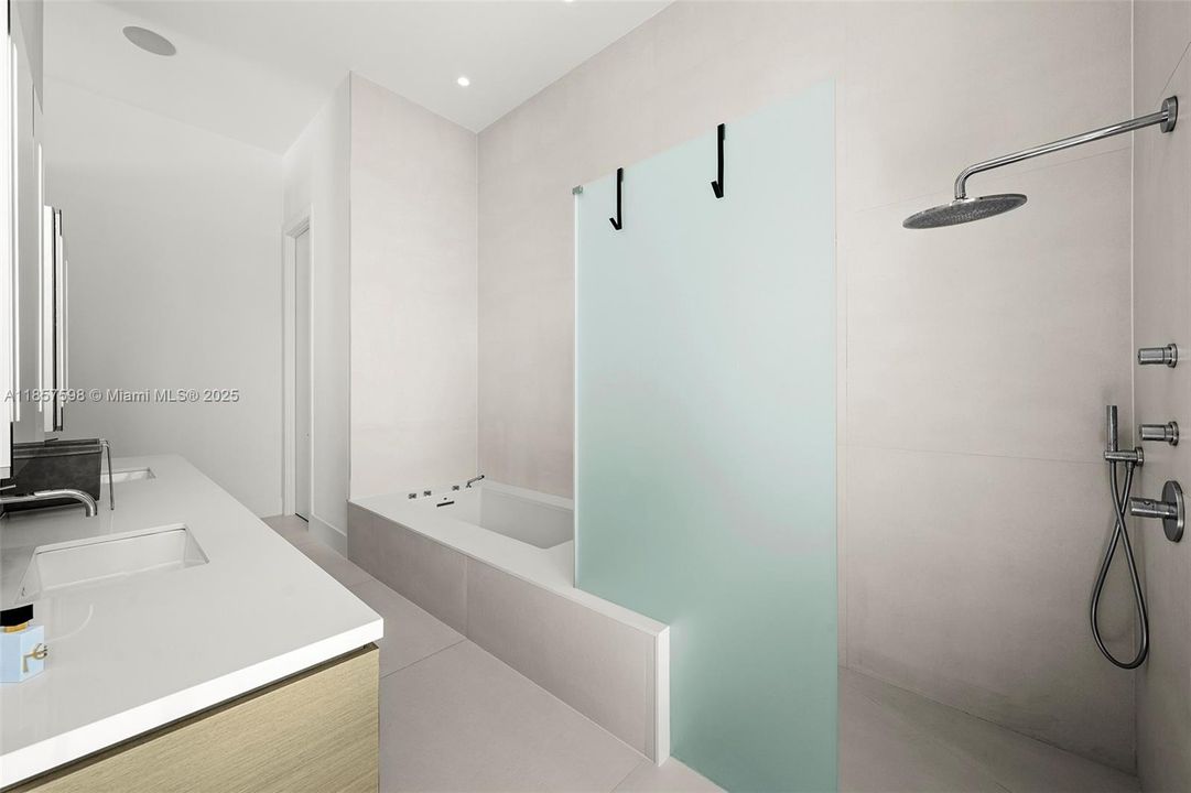 待售: $5,440,000 (3 贝兹, 2 浴室, 2690 平方英尺)