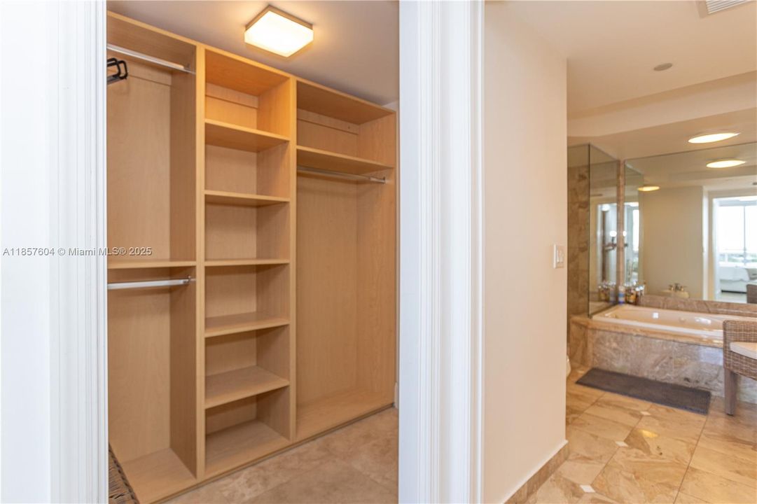 For Sale: $900,000 (2 beds, 2 baths, 1260 Square Feet)