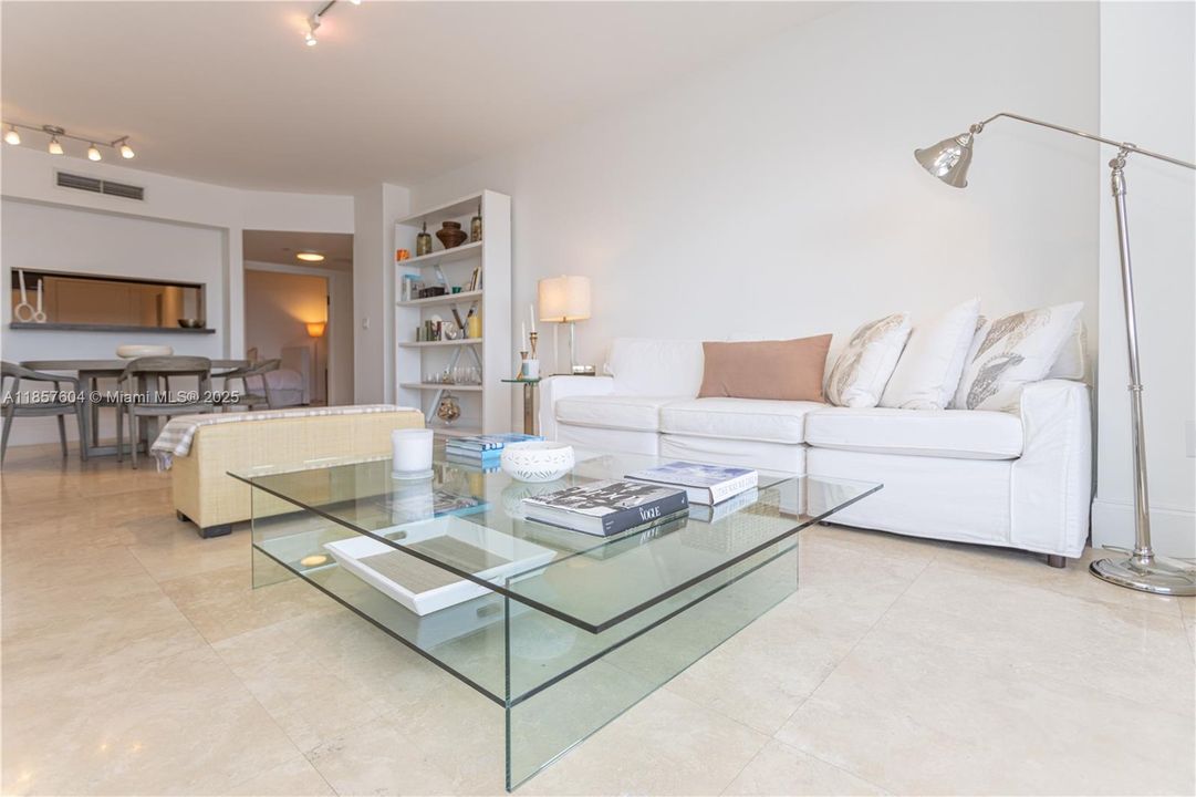 For Sale: $900,000 (2 beds, 2 baths, 1260 Square Feet)