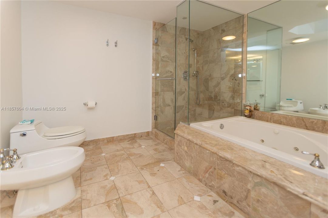 For Sale: $900,000 (2 beds, 2 baths, 1260 Square Feet)