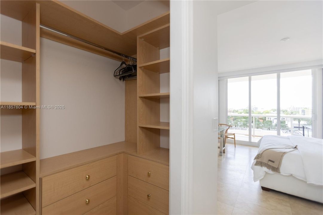 For Sale: $900,000 (2 beds, 2 baths, 1260 Square Feet)