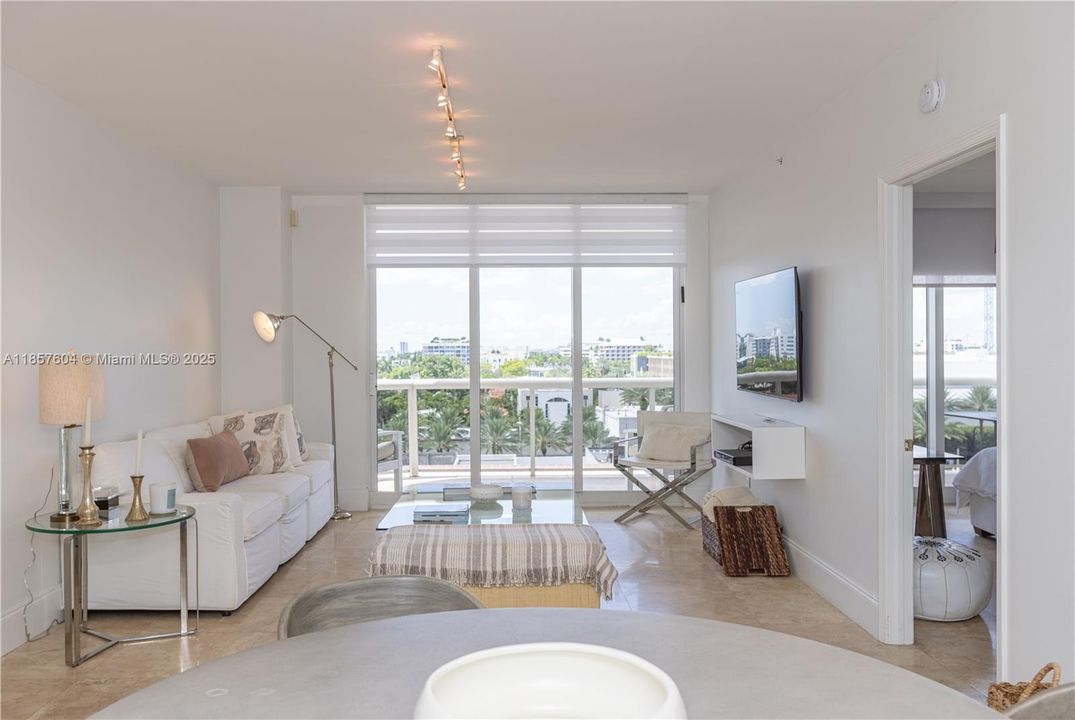 For Sale: $900,000 (2 beds, 2 baths, 1260 Square Feet)