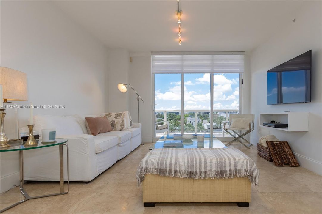 For Sale: $900,000 (2 beds, 2 baths, 1260 Square Feet)