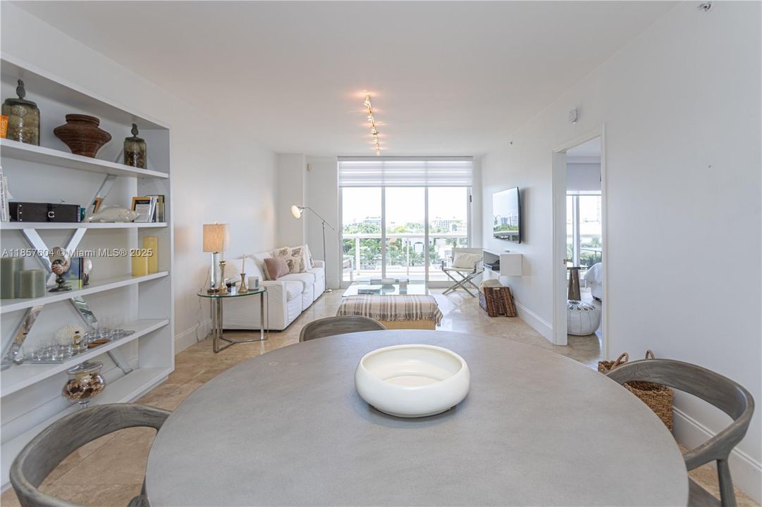 For Sale: $900,000 (2 beds, 2 baths, 1260 Square Feet)