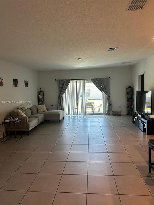 En Venta: $399,000 (4 camas, 3 baños, 0 Pies cuadrados)