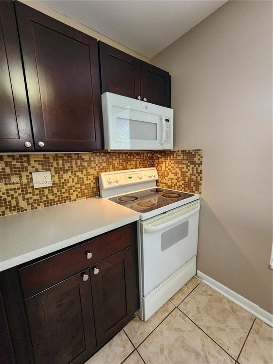 Active With Contract: $91,000 (1 beds, 1 baths, 660 Square Feet)