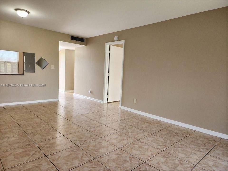 Active With Contract: $91,000 (1 beds, 1 baths, 660 Square Feet)