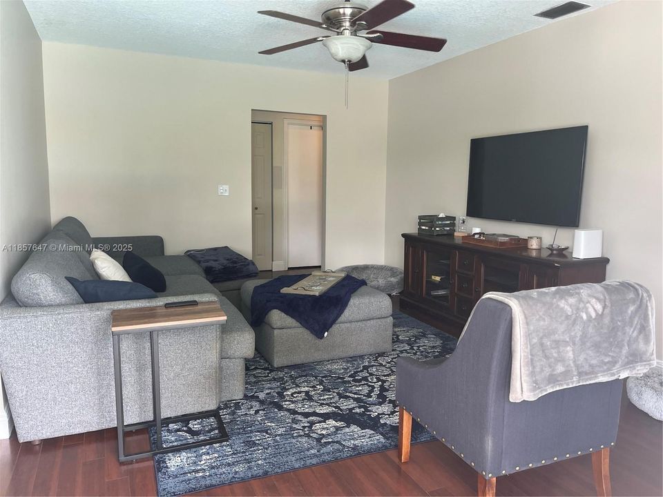 En Venta: $725,000 (3 camas, 2 baños, 1608 Pies cuadrados)