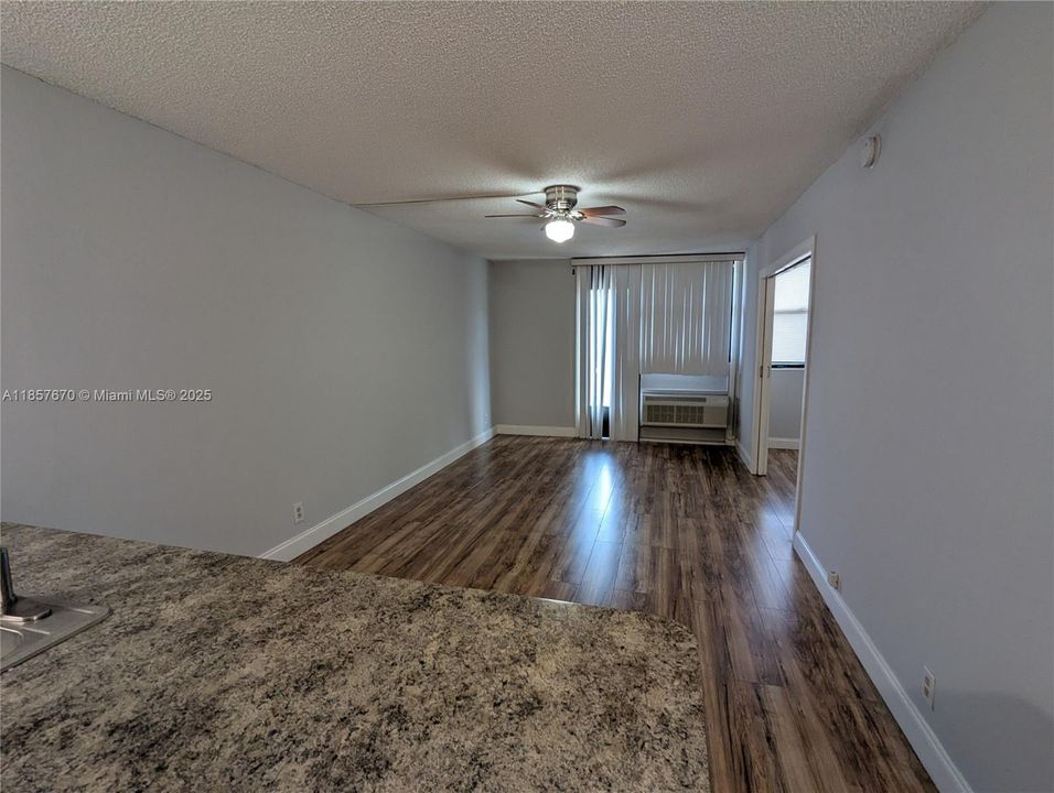 Под контрактом: $1,425 (1 спален, 1 ванн, 541 Квадратных фут)