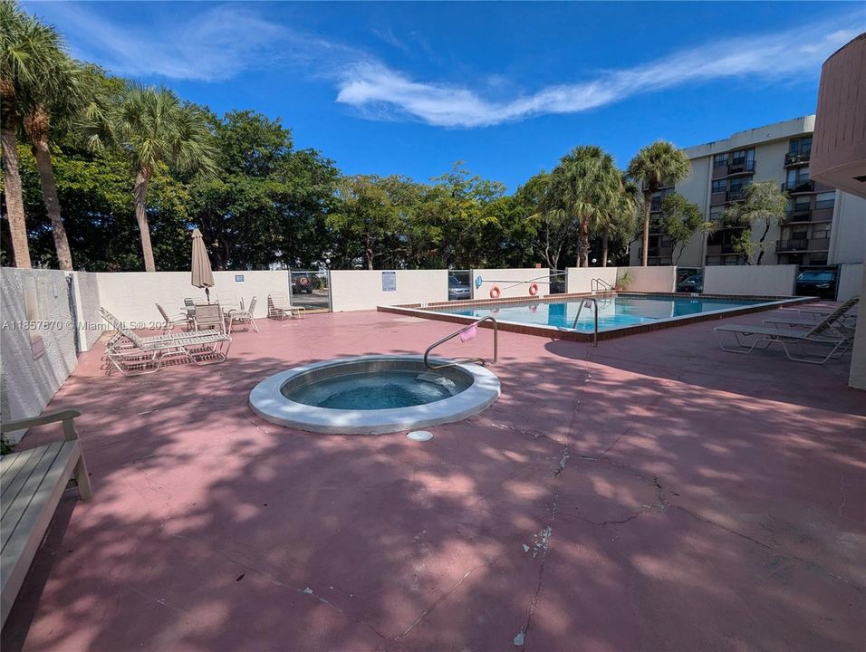 Под контрактом: $1,425 (1 спален, 1 ванн, 541 Квадратных фут)