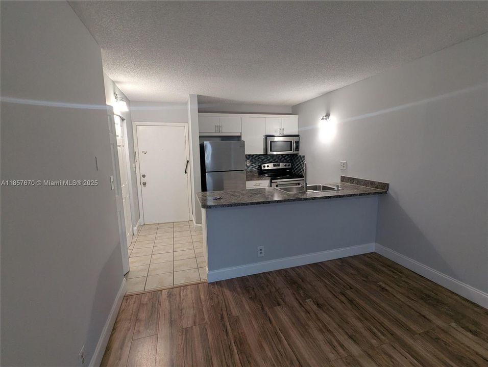 Под контрактом: $1,425 (1 спален, 1 ванн, 541 Квадратных фут)