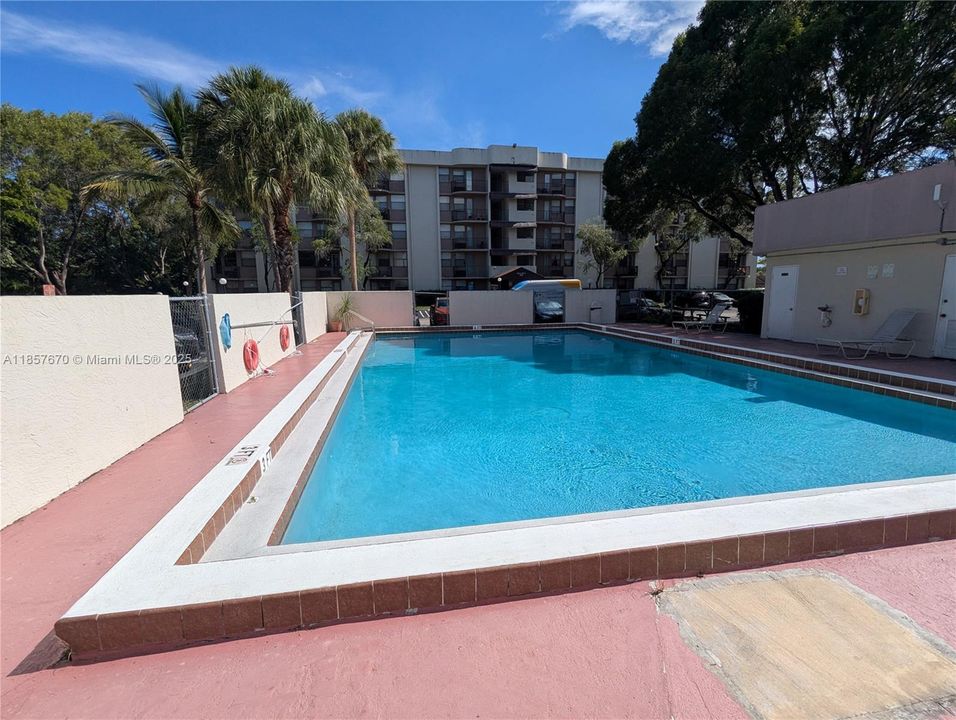 Под контрактом: $1,425 (1 спален, 1 ванн, 541 Квадратных фут)